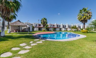 CASA EN VENTA DE 3 RECÁMARAS, ALBERCAS, CANCHAS DEPORTIVAS. UBICADA EN XOCHITEPEC, MORELOS.