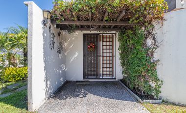 CASA EN VENTA DE 3 RECÁMARAS, ALBERCAS, CANCHAS DEPORTIVAS. UBICADA EN XOCHITEPEC, MORELOS.