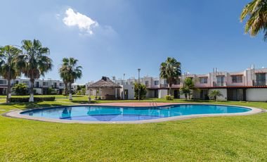 CASA EN VENTA DE 3 RECÁMARAS, ALBERCAS, CANCHAS DEPORTIVAS. UBICADA EN XOCHITEPEC, MORELOS.