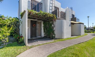 CASA EN VENTA DE 3 RECÁMARAS, ALBERCAS, CANCHAS DEPORTIVAS. UBICADA EN XOCHITEPEC, MORELOS.