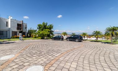 CASA EN VENTA DE 3 RECÁMARAS, ALBERCAS, CANCHAS DEPORTIVAS. UBICADA EN XOCHITEPEC, MORELOS.