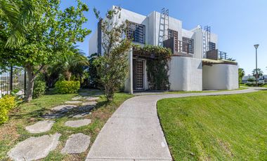 CASA EN VENTA DE 3 RECÁMARAS, ALBERCAS, CANCHAS DEPORTIVAS. UBICADA EN XOCHITEPEC, MORELOS.