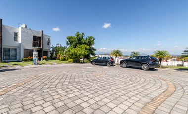 CASA EN VENTA DE 3 RECÁMARAS, ALBERCAS, CANCHAS DEPORTIVAS. UBICADA EN XOCHITEPEC, MORELOS.