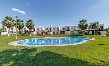 CASA EN VENTA DE 3 RECÁMARAS, ALBERCAS, CANCHAS DEPORTIVAS. UBICADA EN XOCHITEPEC, MORELOS.