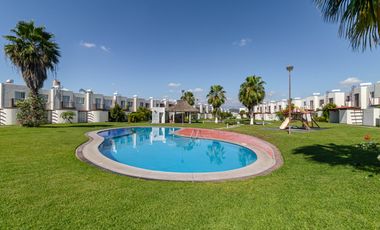 CASA EN VENTA DE 3 RECÁMARAS, ALBERCAS, CANCHAS DEPORTIVAS. UBICADA EN XOCHITEPEC, MORELOS.
