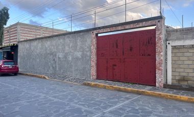 Venta de terreno, con superficie plana, bardeado con porton a doble hoja, con servicios