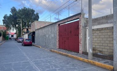 Venta de terreno, con superficie plana, bardeado con porton a doble hoja, con servicios
