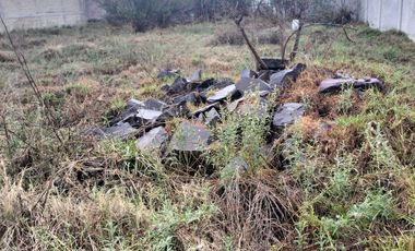 Venta de terreno, con superficie plana, bardeado con porton a doble hoja, con servicios