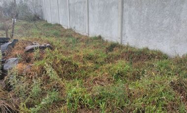 Venta de terreno, con superficie plana, bardeado con porton a doble hoja, con servicios