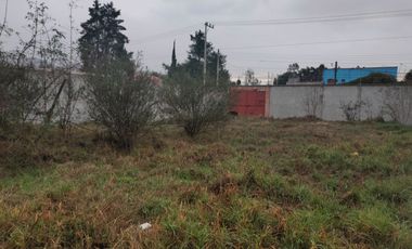 Venta de terreno, con superficie plana, bardeado con porton a doble hoja, con servicios