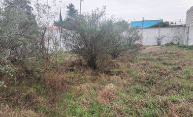 Venta de terreno, con superficie plana, bardeado con porton a doble hoja, con servicios