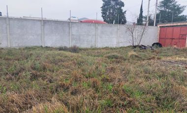 Venta de terreno, con superficie plana, bardeado con porton a doble hoja, con servicios