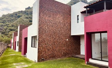 VENTA DE CASAS EN EXCLUSIVO RESIDENCIAL CON ALBERCA EN TLAYACAPAN
