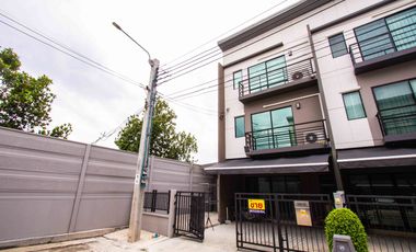 Below Project Price by a Million!! For Sale: 3-Storey Townhome, Baan Klang Muang Ratchaphruek-Sathorn, 25.3 sq.wa., Corner Unit, Connected to Ratchaph