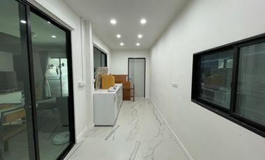 Below Project Price by a Million!! For Sale: 3-Storey Townhome, Baan Klang Muang Ratchaphruek-Sathorn, 25.3 sq.wa., Corner Unit, Connected to Ratchaph