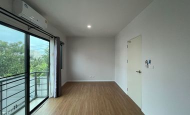 Below Project Price by a Million!! For Sale: 3-Storey Townhome, Baan Klang Muang Ratchaphruek-Sathorn, 25.3 sq.wa., Corner Unit, Connected to Ratchaph