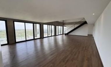 Altos de Juriquilla - RENTA. Departamento con cuarto de servicio, 3 recamaras