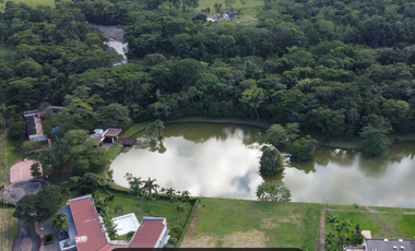 Lotes en el condominio casa de campo en Restrepo a un excelente precio