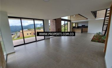 Casa en Arriendo Loma del Escobero Envigado