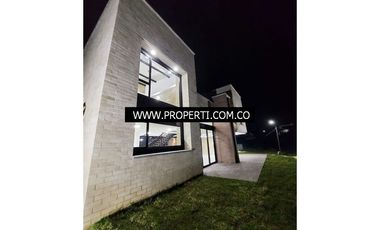 Casa en Arriendo Loma del Escobero Envigado