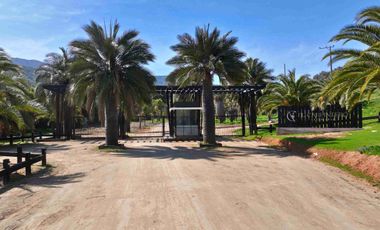 Parcela semi plana a solo 15 minutos del pueblo, red de agua, luz y portería