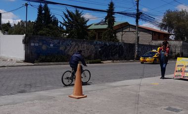 Venta de terreno de 2.462 m2 comercial en Calderón