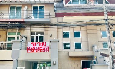 Townhouse for sale, second hand, beautiful, ready to move in Next to the BTS and expressway Lat Phrao-Bang Kapi