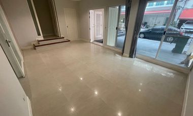 HOT ! 4 Stories Townhouse for Sale 4 Bedrooms 6 Bathrooms corner house located in the middle of ThongLo area, British Town Thonglor