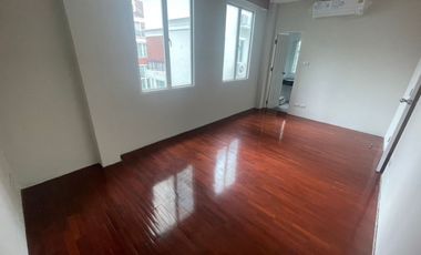 HOT ! 4 Stories Townhouse for Sale 4 Bedrooms 6 Bathrooms corner house located in the middle of ThongLo area, British Town Thonglor