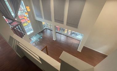 HOT ! 4 Stories Townhouse for Sale 4 Bedrooms 6 Bathrooms corner house located in the middle of ThongLo area, British Town Thonglor