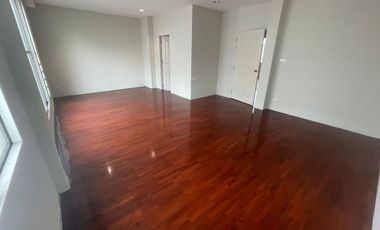 HOT ! 4 Stories Townhouse for Sale 4 Bedrooms 6 Bathrooms corner house located in the middle of ThongLo area, British Town Thonglor