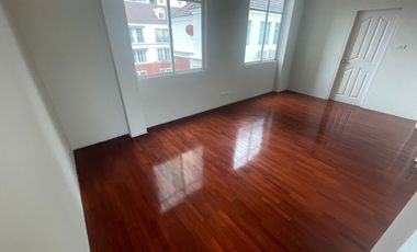 HOT ! 4 Stories Townhouse for Sale 4 Bedrooms 6 Bathrooms corner house located in the middle of ThongLo area, British Town Thonglor