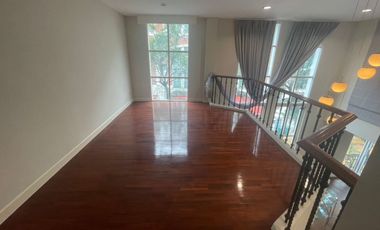 HOT ! 4 Stories Townhouse for Sale 4 Bedrooms 6 Bathrooms corner house located in the middle of ThongLo area, British Town Thonglor