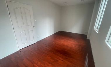 HOT ! 4 Stories Townhouse for Sale 4 Bedrooms 6 Bathrooms corner house located in the middle of ThongLo area, British Town Thonglor