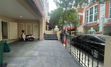 HOT ! 4 Stories Townhouse for Sale 4 Bedrooms 6 Bathrooms corner house located in the middle of ThongLo area, British Town Thonglor