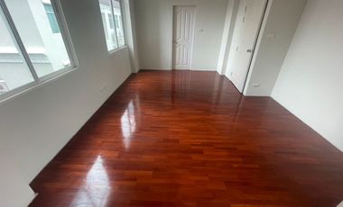 HOT ! 4 Stories Townhouse for Sale 4 Bedrooms 6 Bathrooms corner house located in the middle of ThongLo area, British Town Thonglor