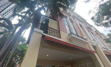 HOT ! 4 Stories Townhouse for Sale 4 Bedrooms 6 Bathrooms corner house located in the middle of ThongLo area, British Town Thonglor