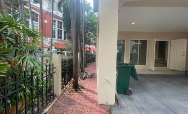 HOT ! 4 Stories Townhouse for Sale 4 Bedrooms 6 Bathrooms corner house located in the middle of ThongLo area, British Town Thonglor