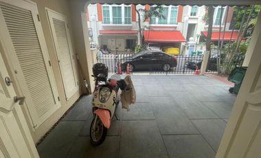 HOT ! 4 Stories Townhouse for Sale 4 Bedrooms 6 Bathrooms corner house located in the middle of ThongLo area, British Town Thonglor