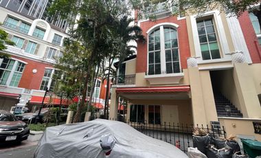 HOT ! 4 Stories Townhouse for Sale 4 Bedrooms 6 Bathrooms corner house located in the middle of ThongLo area, British Town Thonglor