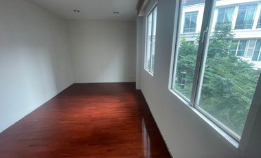 HOT ! 4 Stories Townhouse for Sale 4 Bedrooms 6 Bathrooms corner house located in the middle of ThongLo area, British Town Thonglor