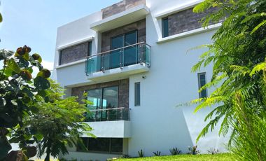 Casa en venta 4 niveles  en la cima de Zapopan