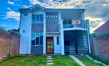 VENTA DE CASA DE ESTRENO, LA ESPERANZA HUANUCO