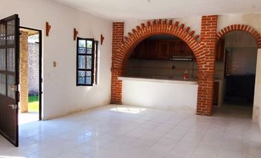 VENTA DE CASA SOLA CON JARDÍN DE 500 M2 EN OACALCO, YAUTEPEC