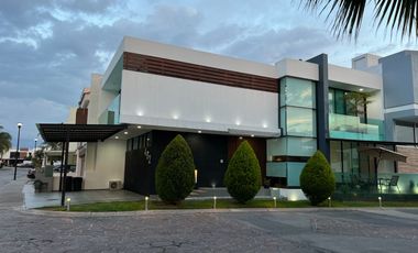 Hermosa Residencia Frente A Parque En 