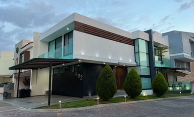Hermosa Residencia Frente A Parque En 