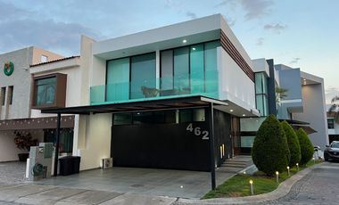 Hermosa Residencia Frente A Parque En 