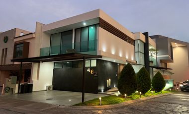Hermosa Residencia Frente A Parque En 