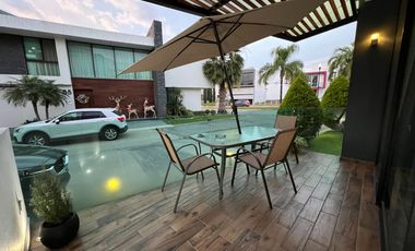 Hermosa Residencia Frente A Parque En 