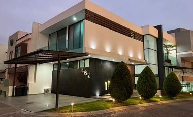 Hermosa Residencia Frente A Parque En 